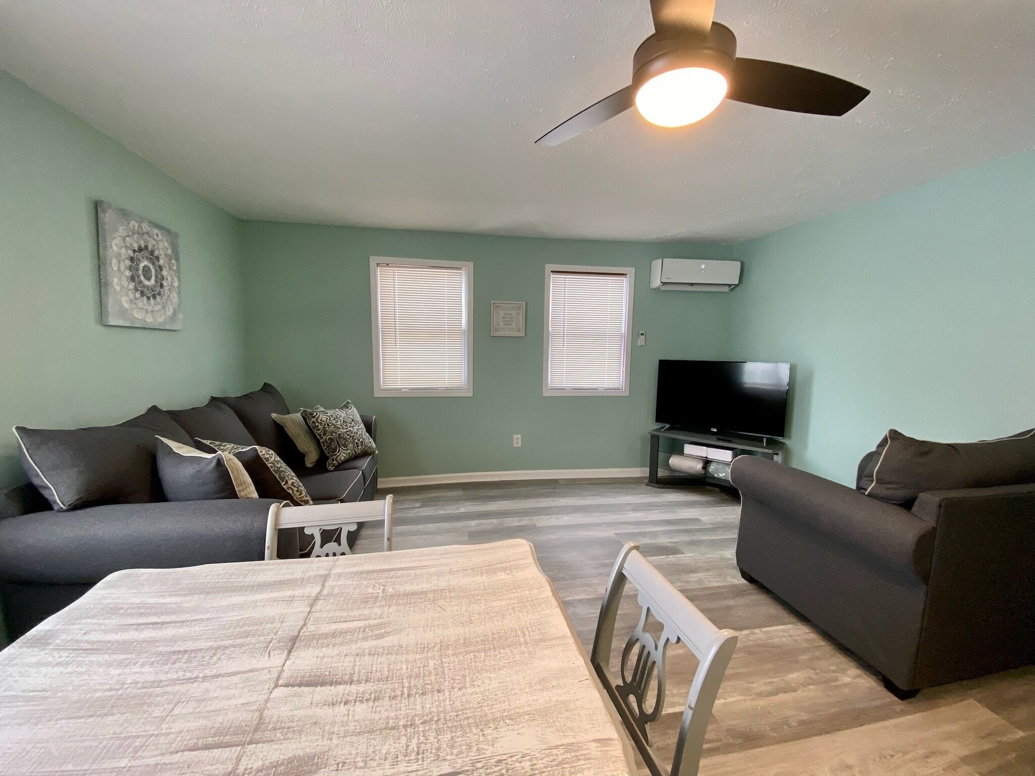 Quaint cottage a shot walk from the GTOL strip