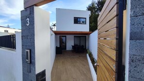 A modern house with a wooden deck, a small patio, and a number 3 on the wall. - Atlantic Valley - Furnas (Furnas)