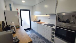 Kaffetrakter/tekoker, kjøleskap, mikrobølgeovn og ovn