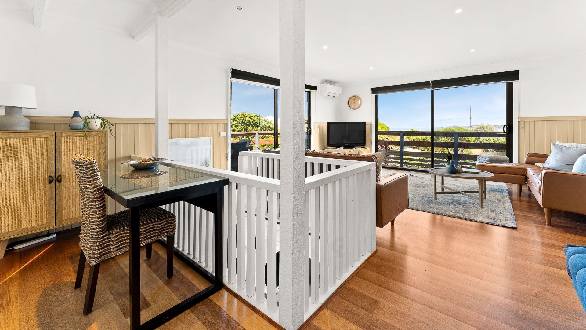 TV, DVD-spiller, bordtennis og bøker