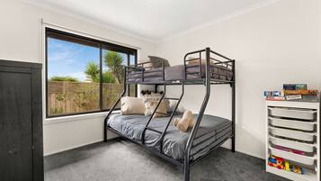 3 bedrooms, iron/ironing board, travel cot, Internet