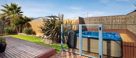 Banyera d'hidromassatge a l'aire lliure