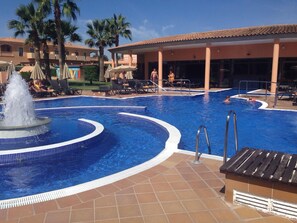 Una piscina cubierta, una piscina al aire libre