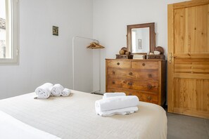 2 bedrooms, iron/ironing board, free WiFi, bed sheets
