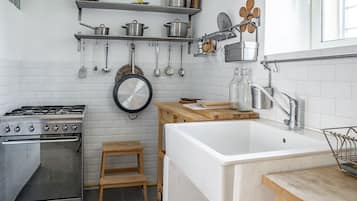 Kühlschrank, Ofen, Wasserkocher, Kochgeschirr/Geschirr/Besteck