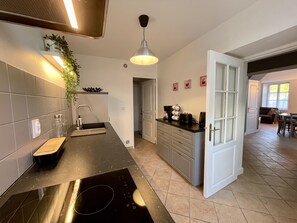 Fridge, microwave, oven, stovetop - Le Monastère *** (Bayeux)