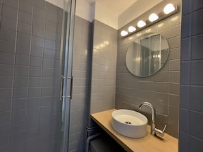 Douche, sèche-cheveux, serviettes fournies, papier toilette