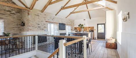 المنشأة من الداخل