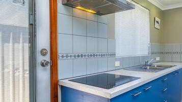 Fridge, cookware/dishes/utensils