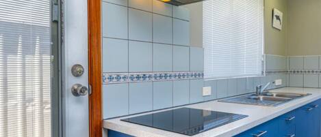 Fridge, cookware/dishes/utensils