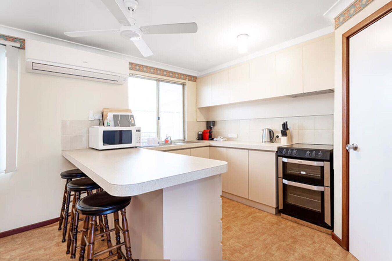 Frigorífico y utensilios de cocina