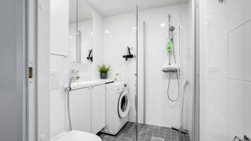 Standard-studio | Kylpyhuone | Suihku, ilmaiset hygieniatuotteet, hiustenkuivaaja, bidee