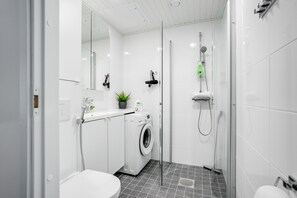 Monolocale Standard | Bagno | Doccia, set di cortesia gratuito, asciugacapelli, bidet