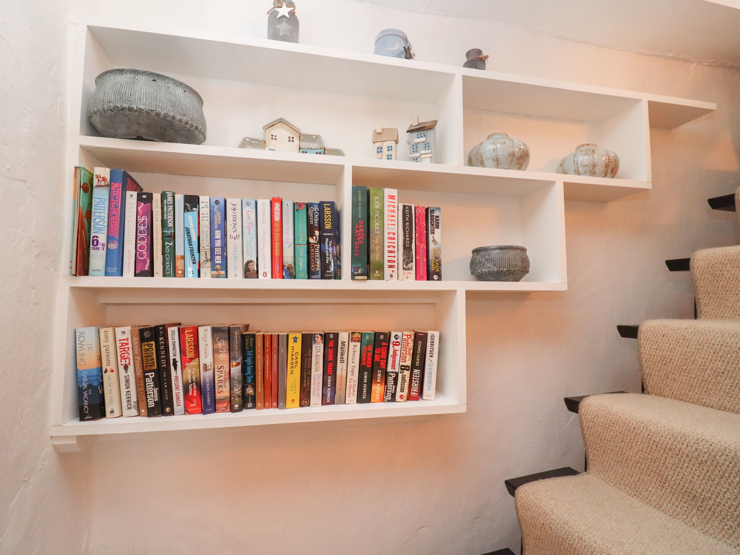 Een boekenkast met verschillende boeken en decoratieve voorwerpen.