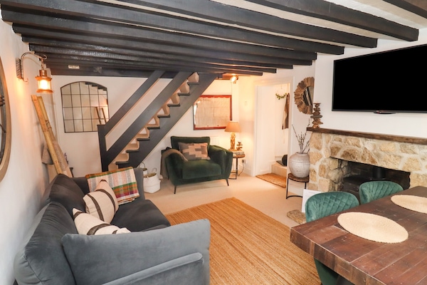 Cottage | Living area | Fireplace
