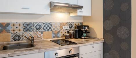 Fridge, oven, stovetop, coffee/tea maker