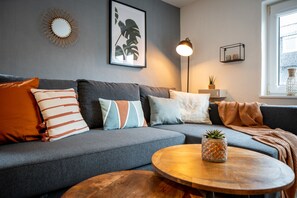 Smart-TV, Videospiele, Tischfußball, Bücher