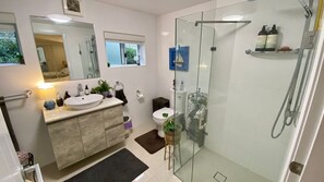 Bathtub - H2O Holiday Apartments - Unit 14 (North Haven)