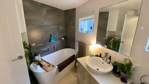 Bathtub - H2O Holiday Apartments - Unit 14 (North Haven)