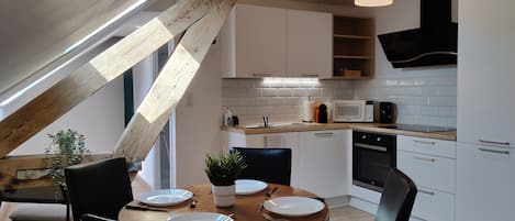 Een koelkast, een microgolfoven, een oven, een kookplaat