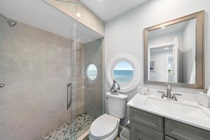 Combined shower/bathtub - Elegant PVT BEACHFRONT with MINI GOLF in South Ponte Vedra Beach -TPC Sawgrass! (Ponte Vedra Beach)