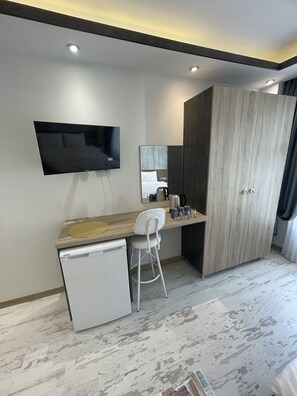 Deluxe Double Room | Living area | 80-cm LCD TV with satellite channels, TV - Blue Mansion Hotel (Istanbul)