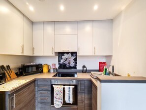 Refrigerador, microondas, horno y parrilla de estufa 