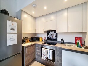 Geladeira, micro-ondas, fogão, cooktop