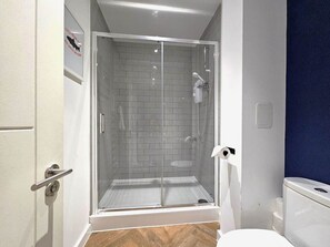 Free toiletries, hair dryer, towels - The Post House One by Fortuna Property Portfolio, The Post House One Apartment (Gloucester District)