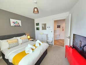 1 habitación, tabla de planchar con plancha, cuna de viaje y wifi