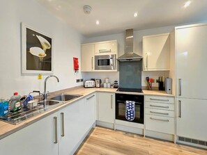 Kjøleskap, mikrobølgeovn, ovn og oppvaskmaskin