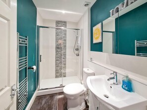 Hair dryer, towels - Margaret's Garden by Fortuna Property Portfolio, The Margaret's Garden (Cheltenham)