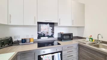 Frigorifero, microonde, forno, piano cottura