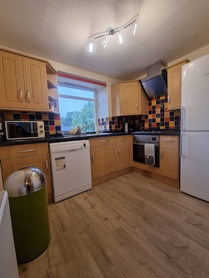 Apartment, 2 Queen Beds | Private kitchen | Fridge, microwave, oven, stovetop - Lovely 2 Bedroom Apartment With Private Parking (Aberdeen)