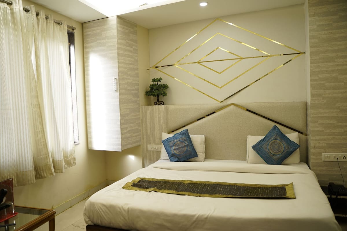 Deluxe Triple Room | Desk, free WiFi, bed sheets
