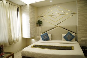 Habitación triple Deluxe | Escritorio, wifi gratis y ropa de cama