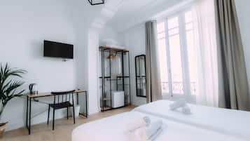 Habitación con 1 cama matrimonial o 2 individuales (Shared Bathroom) | Escritorio, espacio para trabajar con laptop y cunas gratuitas