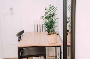 Escritorio, espacio para trabajar con laptop y cunas gratuitas 