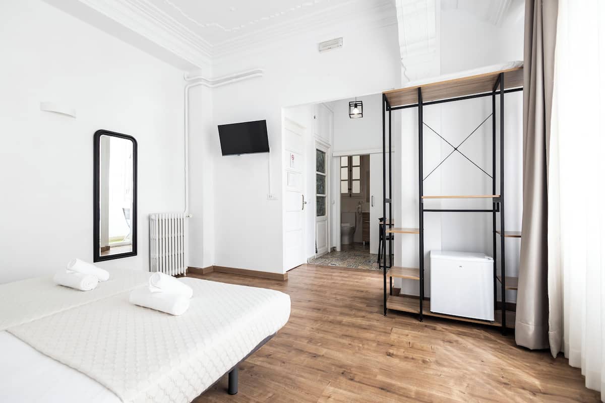 Habitación superior con 1 cama matrimonial o 2 individuales | Escritorio, espacio para trabajar con laptop y cunas gratuitas