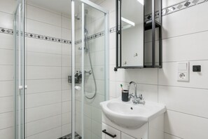 Chuveiro, secador de cabelo, toalhas de banho, sabonete