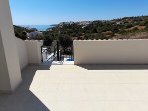 Property grounds - New villa with pool in Salema Ideal location lovely sea and countryside views. (Salema)