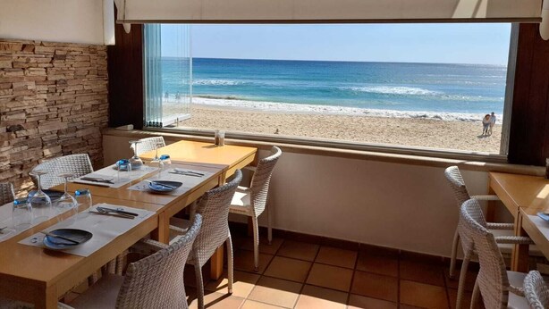 Un comedor con vista a la playa y al océano.