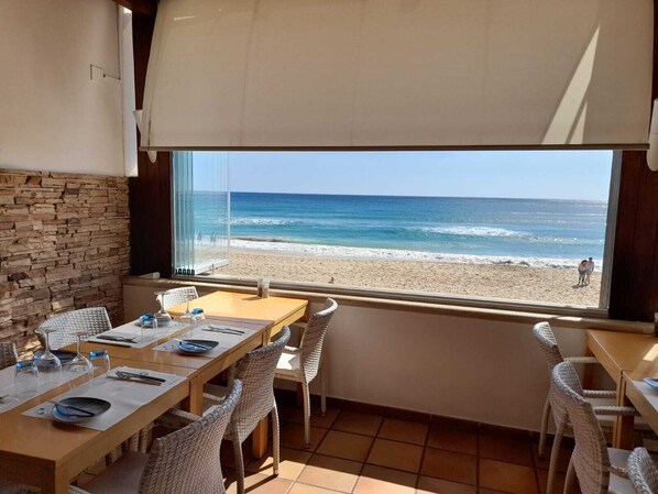 Dining - New villa with pool in Salema Ideal location lovely sea and countryside views. (Salema)