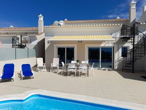 Pool - New villa with pool in Salema Ideal location lovely sea and countryside views. (Salema)