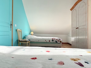 2 slaapkamers, een strijkplank/strijkijzer, reisbedje, gratis wifi