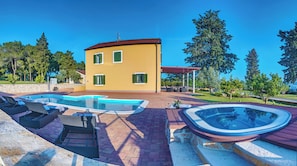 Piscine extérieure (ouverte en saison)