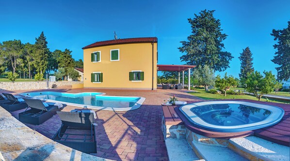 Piscina a l'aire lliure de temporada