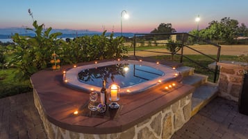 Basic Villa | Private spa tub
