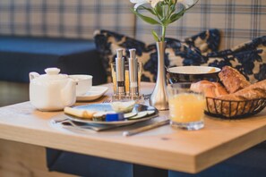 Free daily buffet breakfast - Boutique Hotel Edelmanns (Kematen in Tirol)