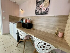 Réfrigérateur, micro-ondes, plaque de cuisson, cafetière/bouilloire